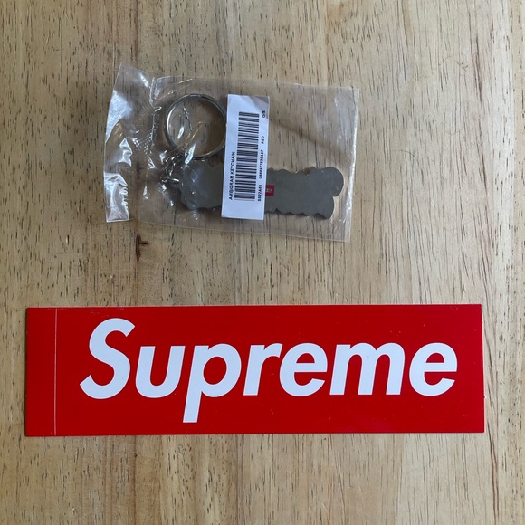 Supreme ambigram keychain - Picture 2 of 3